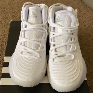 Basketball shoes